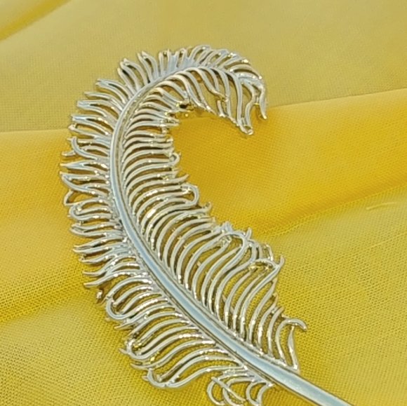 Jewelry - Vintage Feather Brooch